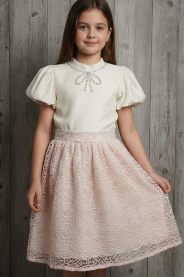 صورة طقم تيور بوزة لؤلؤية وفينكة كرستال وتنوره دانتيل فرنسي